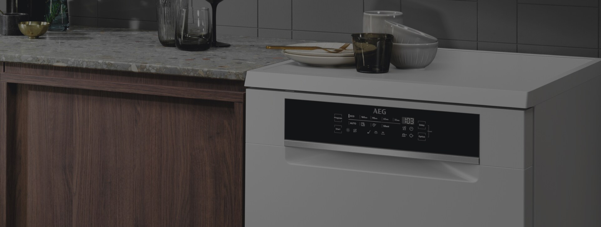 Een keuken met een inbouw AEG witte 60 cm vaatwaaser.